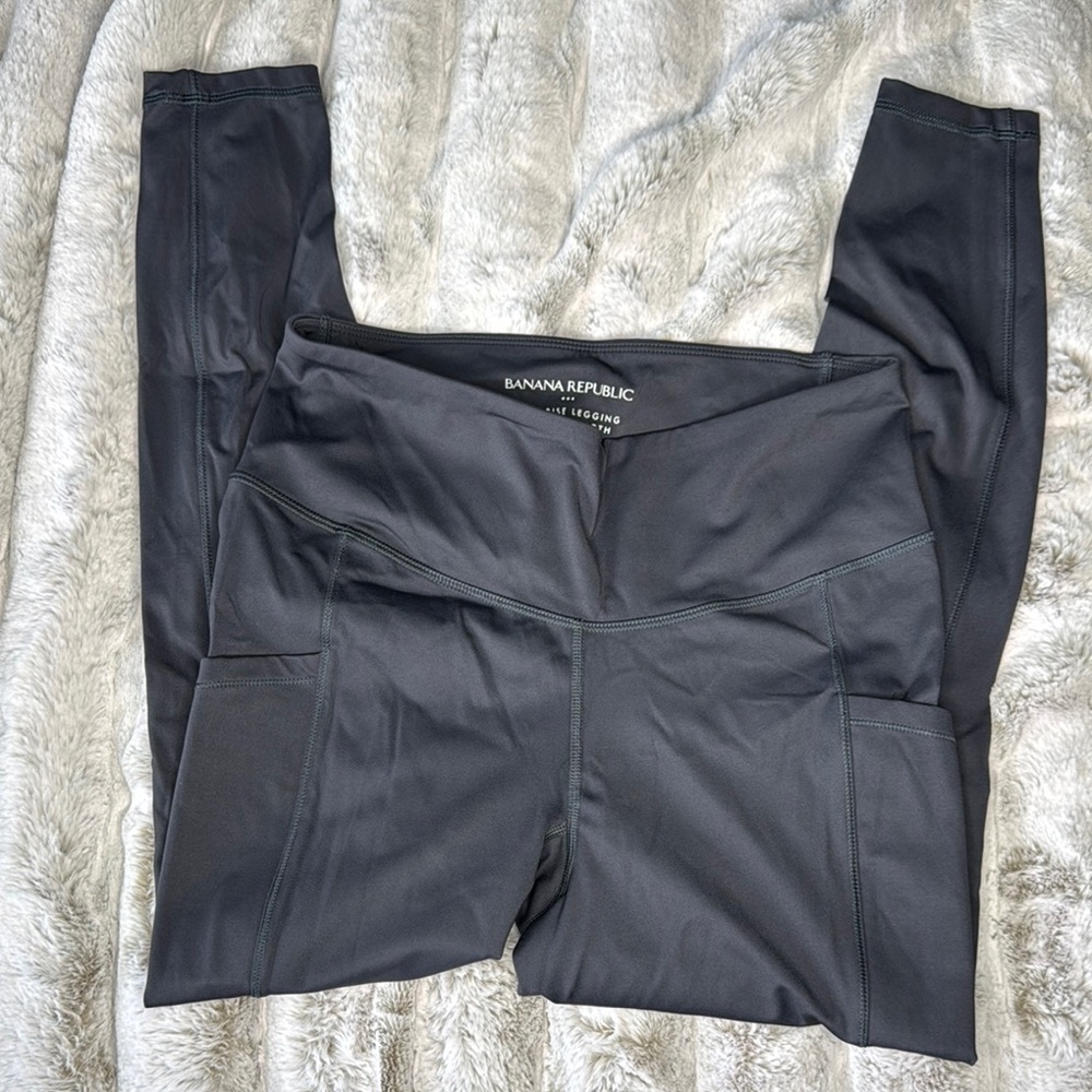 Banana Republic Charcoal cropped Leggings size medium petite